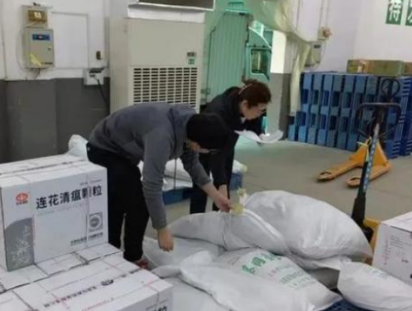 手動液壓搬運車轉(zhuǎn)運連花清瘟顆粒，為防疫保障助力