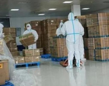 為保供，消防員利用手動液壓搬運車調運物資